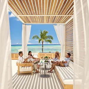 **** Semesteranläggning (resort) Outrigger Reef Waikiki USA