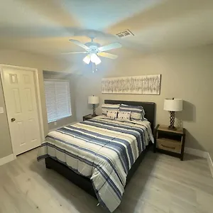 Delightful 4 Bedroom House With Pool! Las Vegas