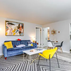 Garden Walk To Water And Amenities! Seattle